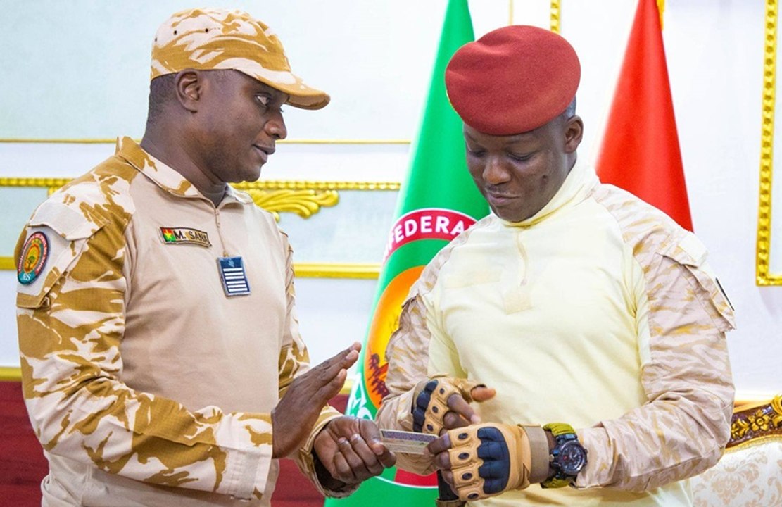 AES : Le Capitaine Ibrahim TRAORÉ a reçu sa Carte d’identité biométrique de la Confédération des États du Sahel