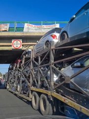 Camión cigueña se atoró en viaducto