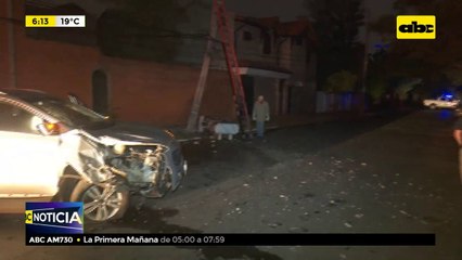 Joven chocó contra una columna de la ANDE