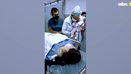 Le pidió el “Si” con ayuda de su recién nacida en Encarnación