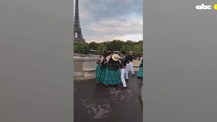 Música y danza paraguaya frente a la Torre Eiffel