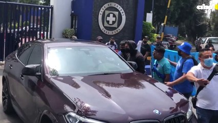 Juan Escobar, increpado por los hinchas del Cruz Azul
