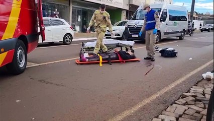 Forte colisão entre moto e bicicleta deixa idosa com grande sangramento no Cascavel Velho