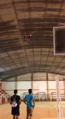 “Hombre araña” en Yby Yaú baja pelotas del techo de un tinglado