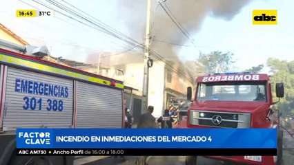 Reportan incendio de gran magnitud en depósito del Mercado 4