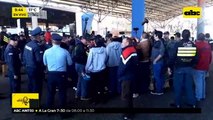 Transportistas bloquean cabecera del Puente de la Amistad