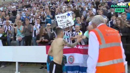 Miguel Almirón obsequió su camiseta a un peculiar hincha del Newcastle