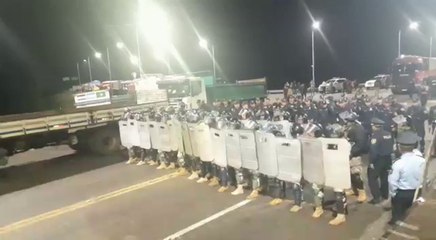 Enfrentamiento entre manifestantes y Policía en Arroyos y Esteros