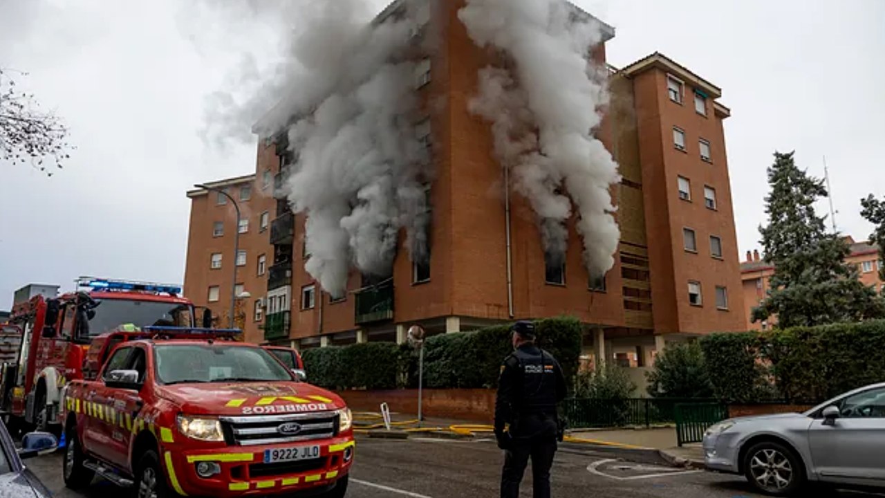 Incendio en bloque de viviendas en Toledo deja heridos y vecinos confinados por humo intenso