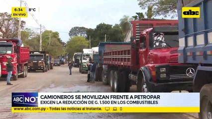 Camioneros se movilizan frente a Petropar.