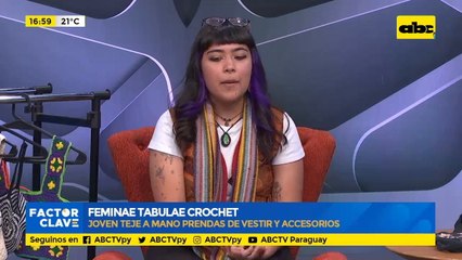 Joven teje a mano prendas de vestir y accesorios