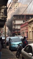 Bomberos combaten incendio en edificio del microcentro de Asunción