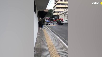 PMT quiso ayudar pero destrozó parte de edificio y bus volcado