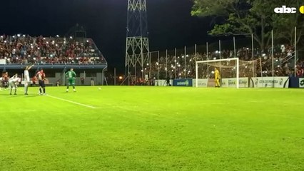 El penal errado de Jean Fernandes desde el césped