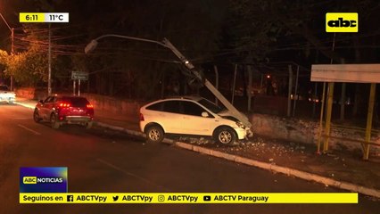 Camioneta fue a parar contra columna de ANDE