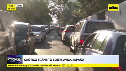 Caótico tránsito sobre Avda. España
