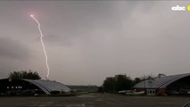 Captan intensos rayos desde el aeropuerto