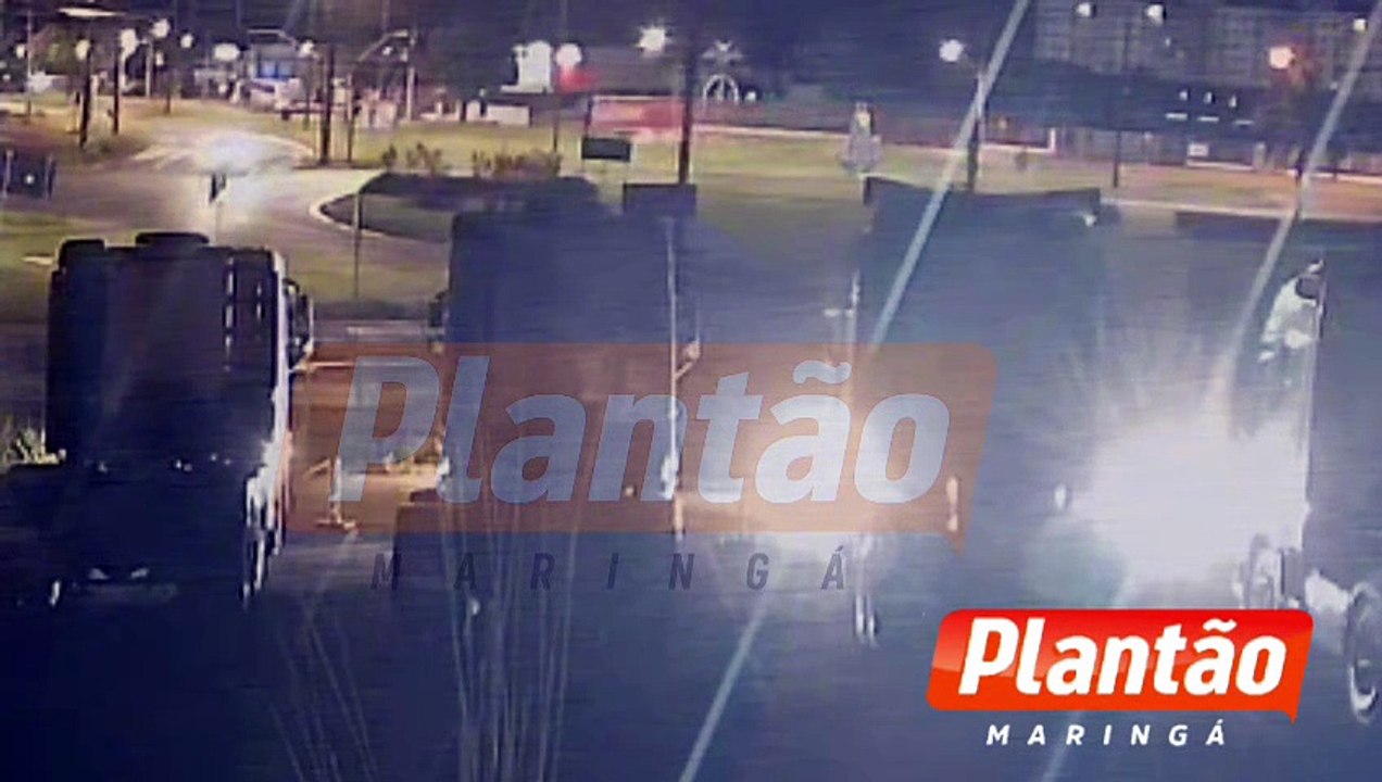 Vídeo: motociclista morre arremessado em estrutura metálica