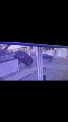 Momento en que el vehículo impacta contra el portón en el barrio San Vicente de Asunción.