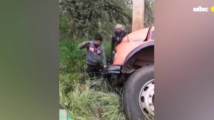 Camión repleto de ladrillos desvió bache y cayó en una canaleta