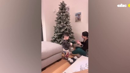 Miguel Almirón armó el árbol de navidad con su esposa e hijo