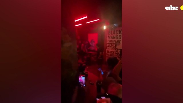 Nick O'Malley, bajista de los Arctic Monkeys, tocó la batería en un bar de Paraguay