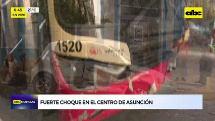 Choque entre colectivo y automóvil en centro de Asunción