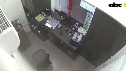 Alto en Ypané: momento en que el cajero herido es obligado a cargar el dinero