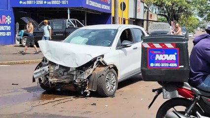 Fusion e Argo se envolvem em forte colisão no cruzamento da Avenida Piquiri com a Rua Minas Gerais