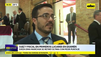 Juez y fiscal en primeros lugares en exámen