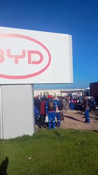 Operários da BYD realizam protesto contra condições de trabalho e travam trânsito na BA-530