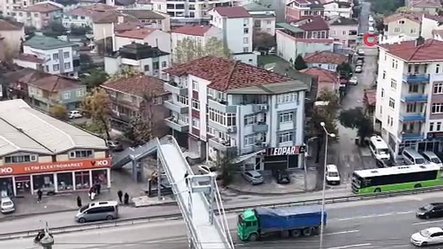 ‘Yayalar evimi izliyor’ şikayeti üst geçidi yıktırdı