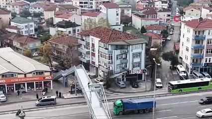 ‘Yayalar evimi izliyor’ şikayeti üst geçidi yıktırdı