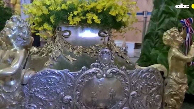 Voluntarios Se Encargan De Ornamentar El Pedestal Y El Anda De La Virgen De Caacupé