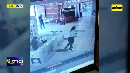 Dos empleados detenidos