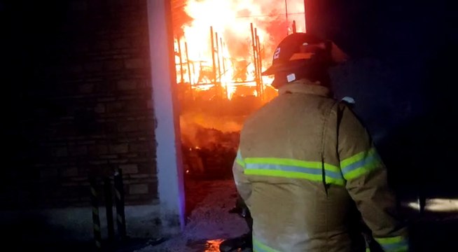 Voraz incendio afecta a una de las oficinas del Senave en Asunción