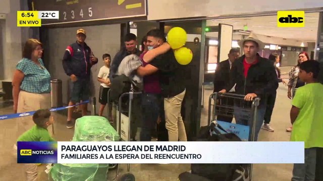Paraguayos llegan del exterior
