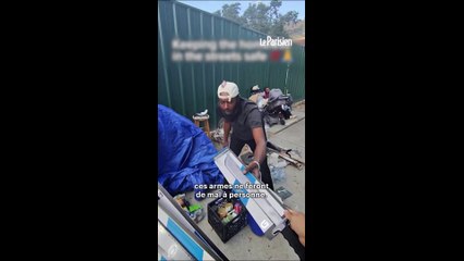 Il distribue des machettes et de l'alcool à des sans-abri