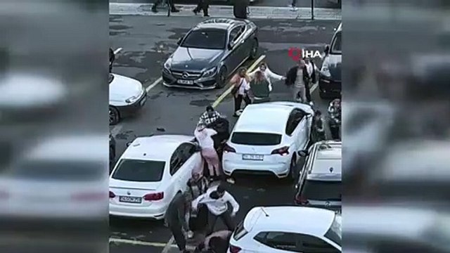 Birbirlerine girdiler: Adliye önü savaş alanına döndü!