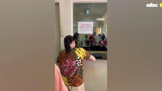 Luque: ciudadanos esperando ser atendidos mientras funcionarios comen bocaditos