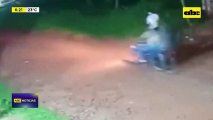 Asaltó a una niña y disparó contra el padre