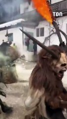 Les Krampus déferlent dans les Alpes : le rituel terrifiant qui annonce Noël