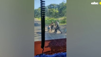 Hombre con discapacidad mental agrede a Policías en Coronel Oviedo