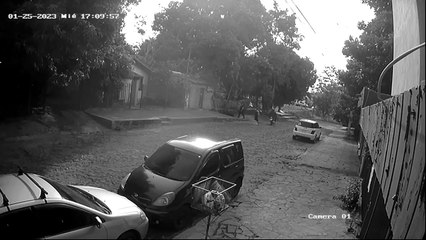 Video: “motoasaltantes” intentan asaltar a una mujer a punta de pistola