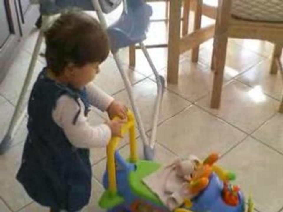 Emma marche avec son avion Tigrou 2