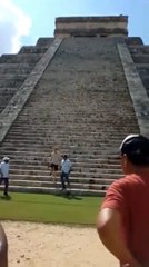Turista polaco sube al Castillo de Chichén Itzá en México y lo “castigan”
