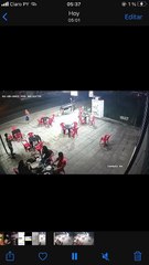 Video: dueño de lomitería atropelló a motochorro y frustró asalto a su local