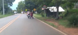 Video Muestra A Una Motocicleta Con Dos Adultos Llevando A Un Bebé Y Su Carrito En Plena Ruta Atra- Altos