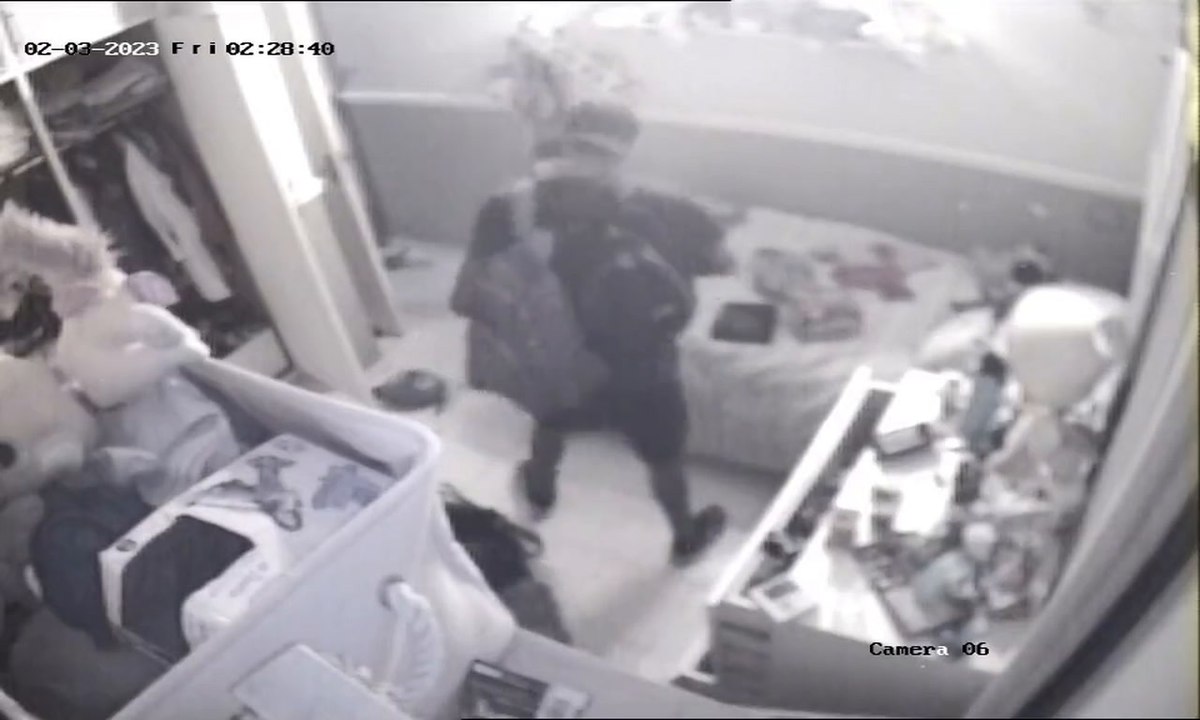 Cámaras De Circuito Cerrado Muestran A Un Ladrón Pasearse Por La Casa Mientras Las Víctimas Dormían.