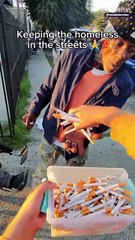 Homem distribui cigarro, álcool e facas a pessoas em situação de rua